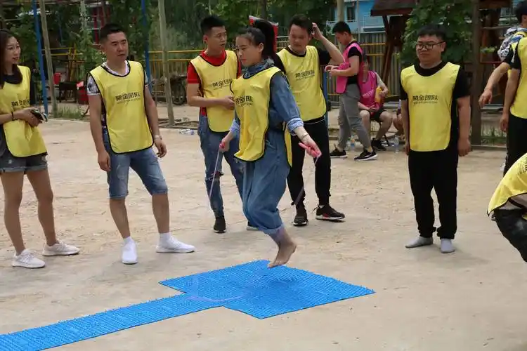 8215 任务:需由指压板排列赛道完成俯卧撑,跳绳,背,过杆,等系列