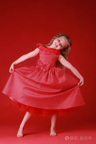 圆点穿裙子的小可爱女孩