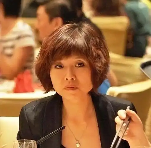 刀郎的妻子朱梅近照,样貌出众,在一袭旗袍的映衬下,曲线很完美|邓婕