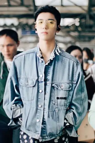 戴着眼镜的王子异太帅了一笑整个心都融化了