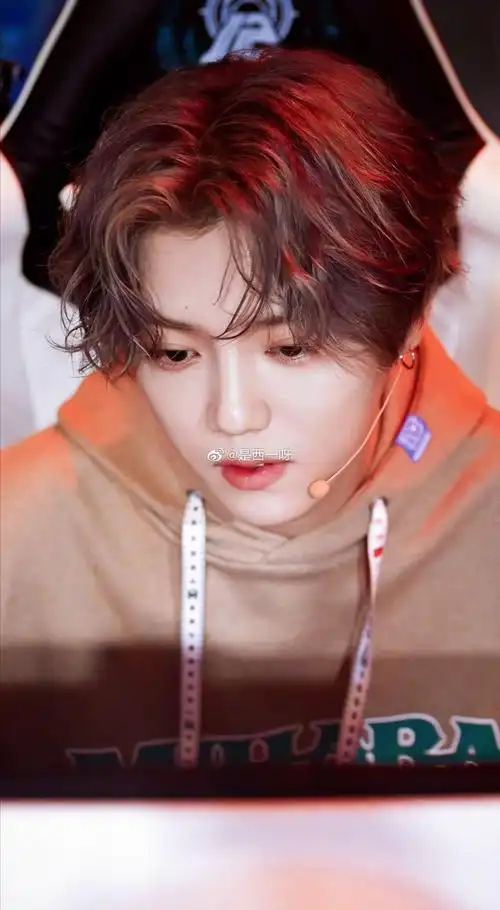 有没有关于鹿晗的惊艳照片可以做壁纸套图的