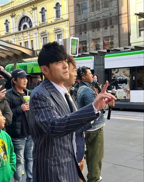 周杰伦参加海外综艺节目录制活动时的状态被拍太难以接受了