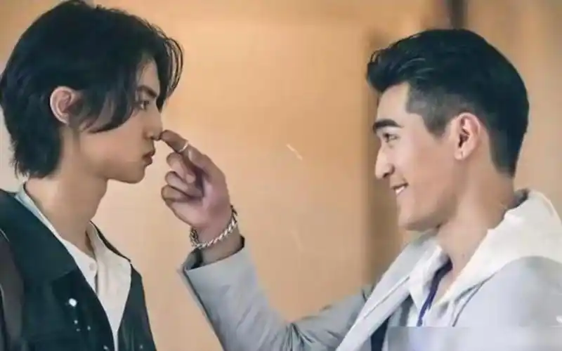 近距离爱上你被带坏的立呈感动到哭的藤藤