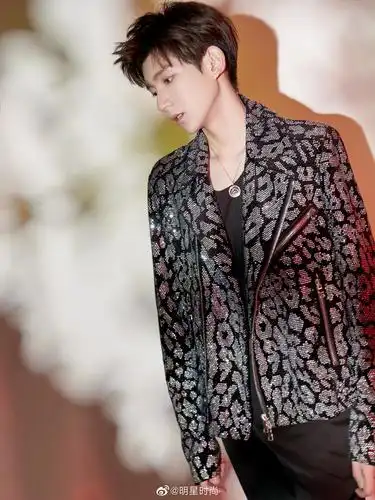 王源最新造型,他身穿银色水钻豹纹皮衣梦幻又潮酷