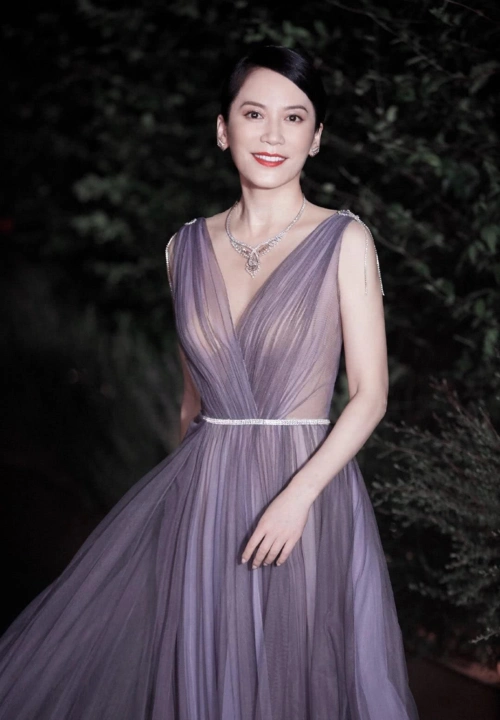 俞飞鸿终于想开了,穿着透肉的裙子显出好身材,难得见她这么招摇|裙子