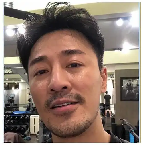 林峰在ins晒了一张自拍,一脸胡渣沧桑感,粉丝喊话1号剃胡子