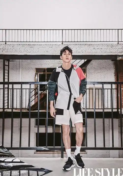 曾舜晞登时尚杂志封面 摩登运动展现全新风格