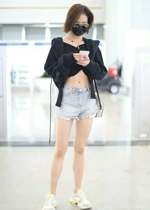 蓝盈莹把野心放在穿搭上穿短裤只在右腿上打褶结果意外了