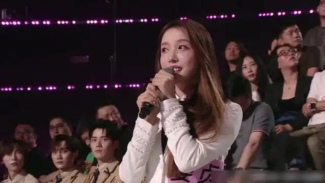 姜贞羽是一个很喜欢舞台的女孩,但她因为伤病的原因不得不宣布退出