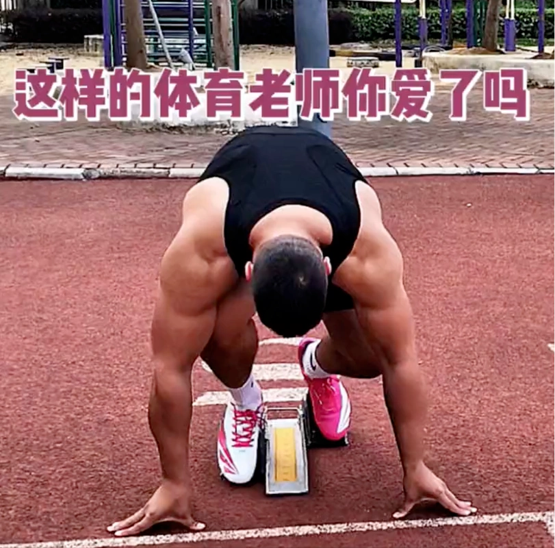 原创体育老师给小学生上课一身阳光运动服强健的肌肉非常突出