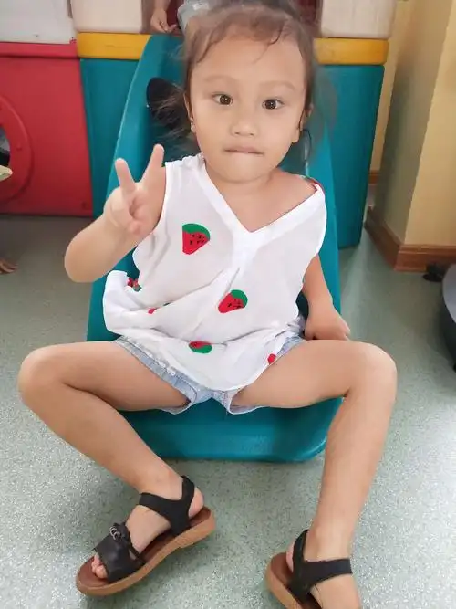 拍照经典手势"剪刀手"