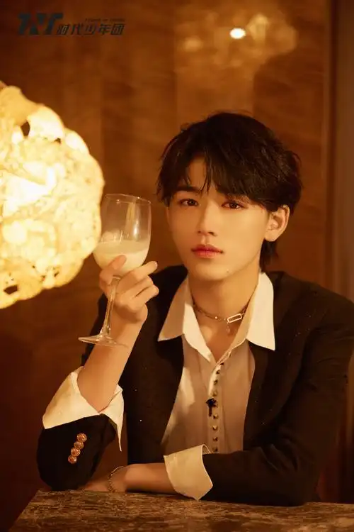 时代少年团超话99#元气爱豆的日常#雅致西装点缀锋芒,举手投足勾勒