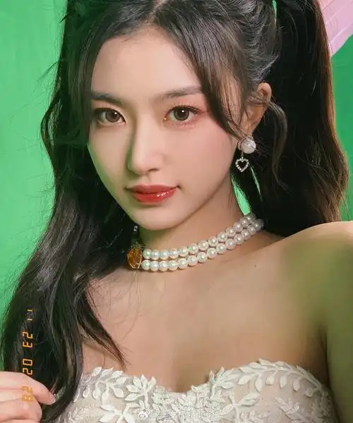 孔雪儿双马尾抹胸裙