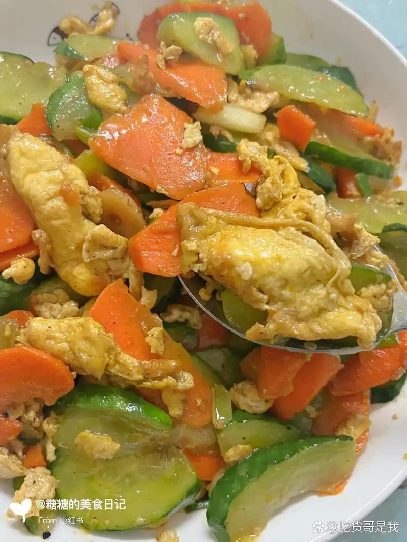 我妈做的胡萝卜黄瓜炒鸡蛋真的巨好吃!