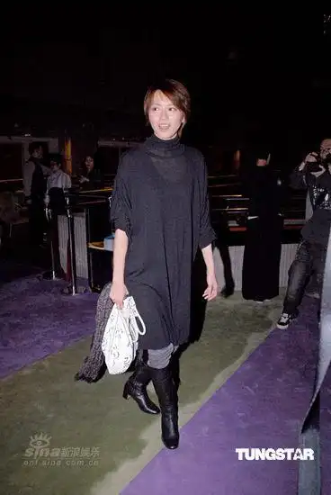 何韵诗戴墨镜出席傅颖承认因表现不够好而痛哭傅颖亮相观看舞台剧