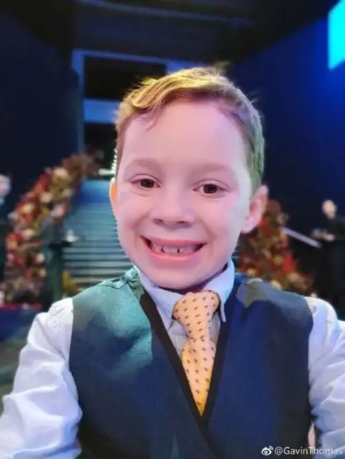 宋民国8岁了不可爱了