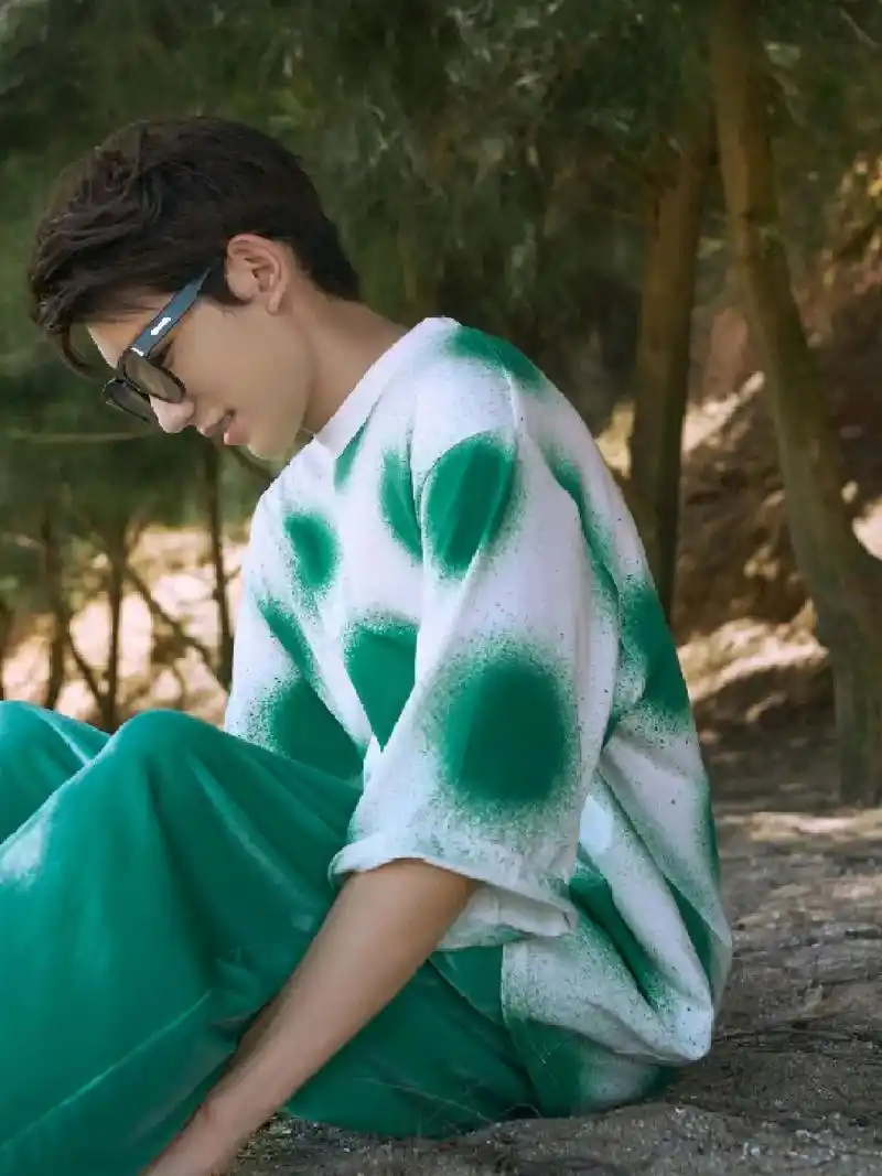 王源#王源新歌海风吹好浪漫# 清新亮丽的色彩展现出源源活力 - 抖音