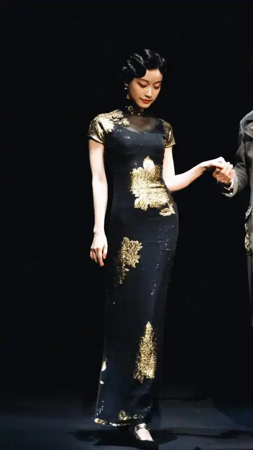 被穿旗袍的倪妮美晕