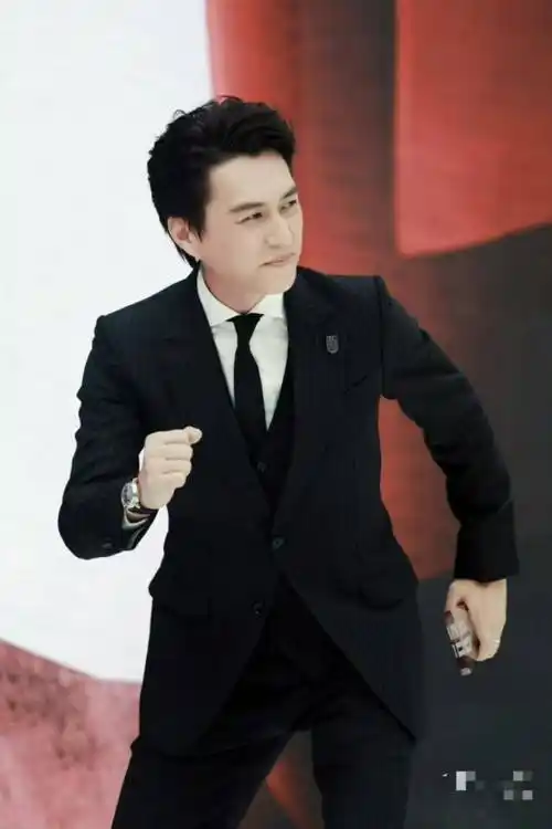 不拍戏就"消失",47岁的靳东,已经走上了男演员的另一条大道