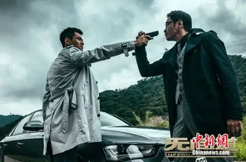 网剧《无间道》中,罗仲谦枪指罗嘉良