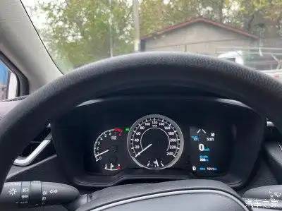 顶配车型是全液晶仪表盘,但我觉得这个就已经够用了,比我过去的破本田