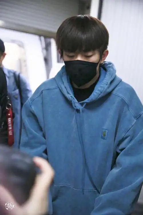 易烊千玺蓝色卫衣机场路透##易烊千玺顺毛刘海