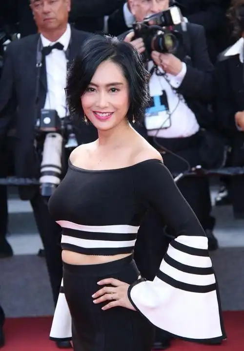 朱茵也难逃中年变化短针织衫显出腰腹真实线条好在颜值不差