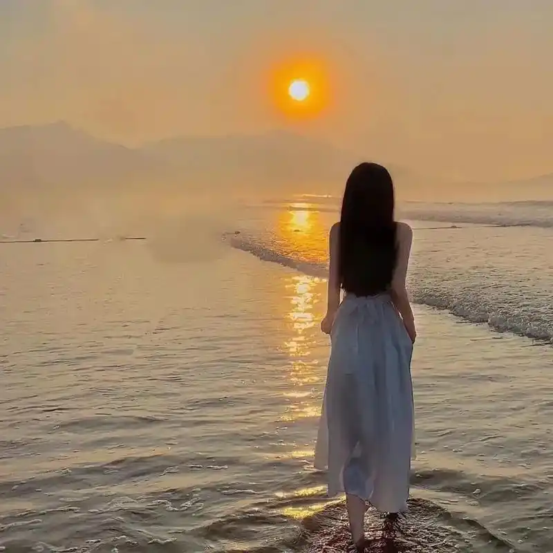 女生背影头像来了#落日女头 #日落唯美背景图片 #日落云海  - 抖音