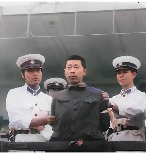 死刑执行场上战士开枪后统一向右跳开死囚命硬被打9枪才毙命