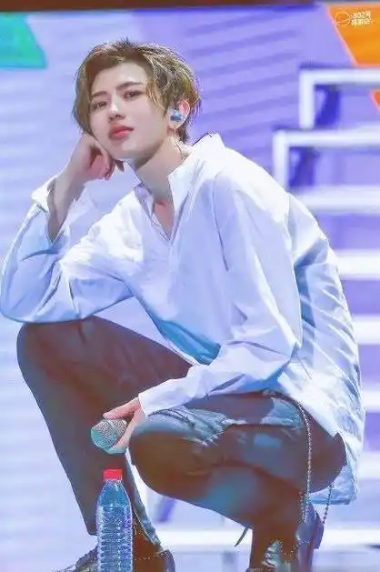 这两年明星人设崩塌的事见怪不怪了,之前有吴亦凡,吴秀波,罗志祥,现在