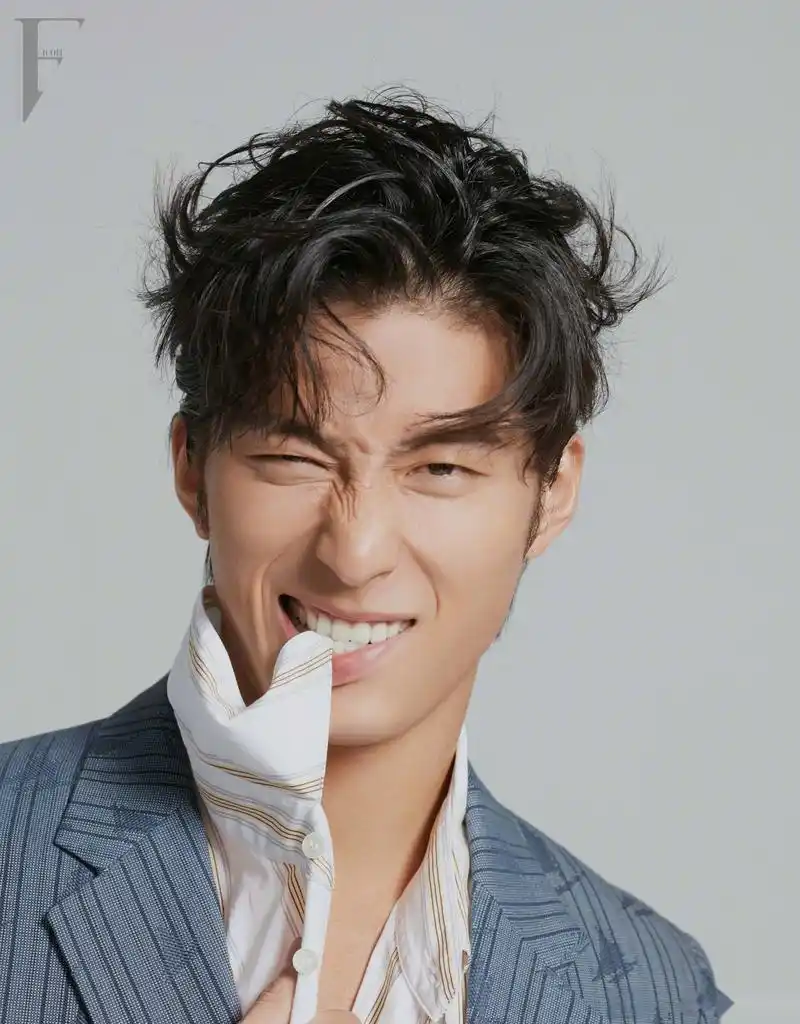 星时尚#窦骁近日登上时尚杂志封面~肆意释放青春的狂放与不羁,千面