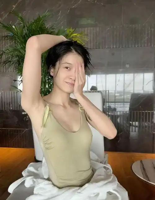 张雪迎白色吊带素颜好漂亮