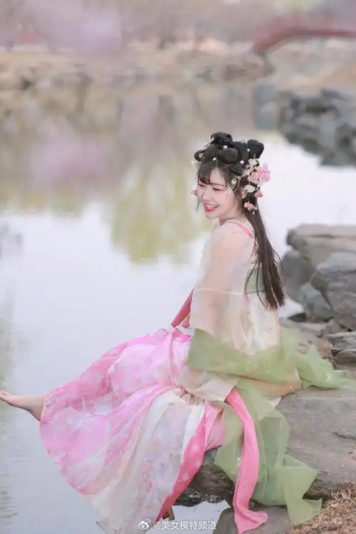 赖美云晒古风写真大片小花妖造型俏皮灵动