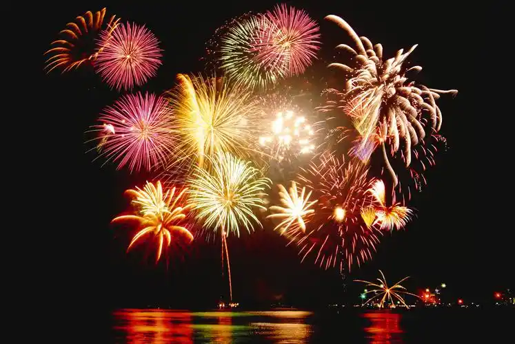 美图:天空中的烟花越来越多,形态各异