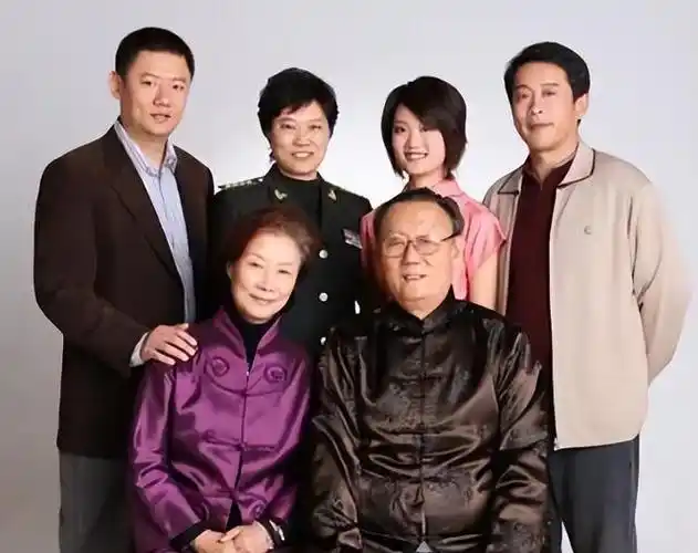 有一段时间吕中和吴桂苓同时生病住院,何琳毅然决然的选择退出娱乐圈.