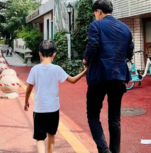 靳东46岁生日李佳晒父子三人温馨合照俩儿子压爸爸身上好有爱