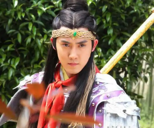 在12年电视剧《隋唐英雄》中张睿饰演罗成一角,在剧中张睿的外形就是