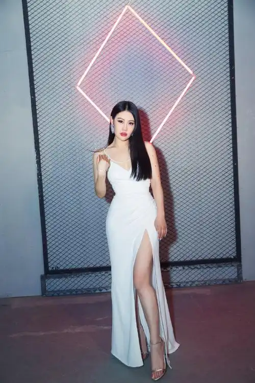 袁娅维镶钻白色人鱼#《说唱听我的》最新一期公演舞台上@tia袁娅维的