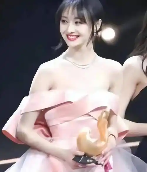 郑爽疑整容改头换脸,嘴巴歪了!眼神凶狠引热议!已无财产可执行