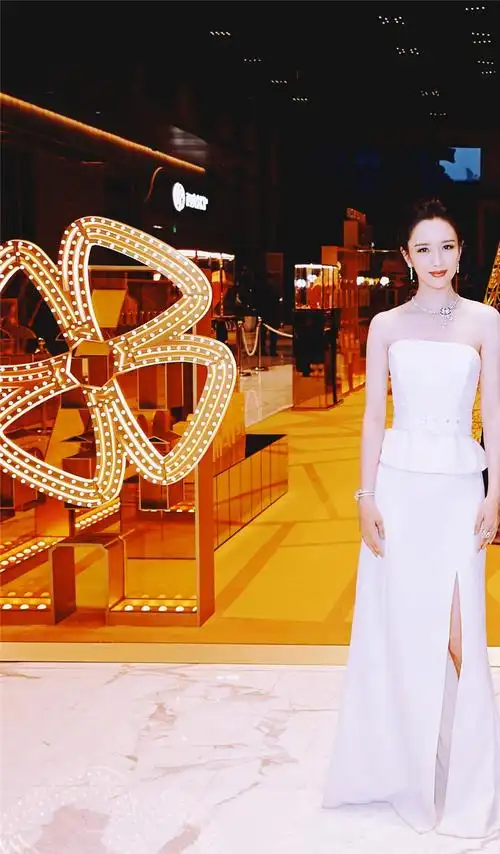 原创35岁佟丽娅美出新高度,穿抹胸长裙出席活动,女人味都溢出屏幕了