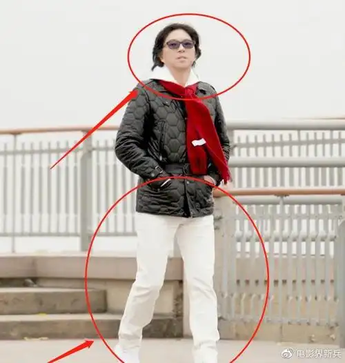 高晓松瘦身成功后,大长腿吸睛被认成吴亦凡有的网友还拍下了高晓松的