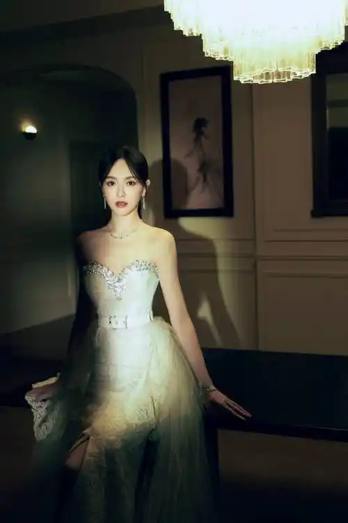 原创唐嫣分享美照白色高叉礼服宛如新娘黑色长裙英姿飒爽