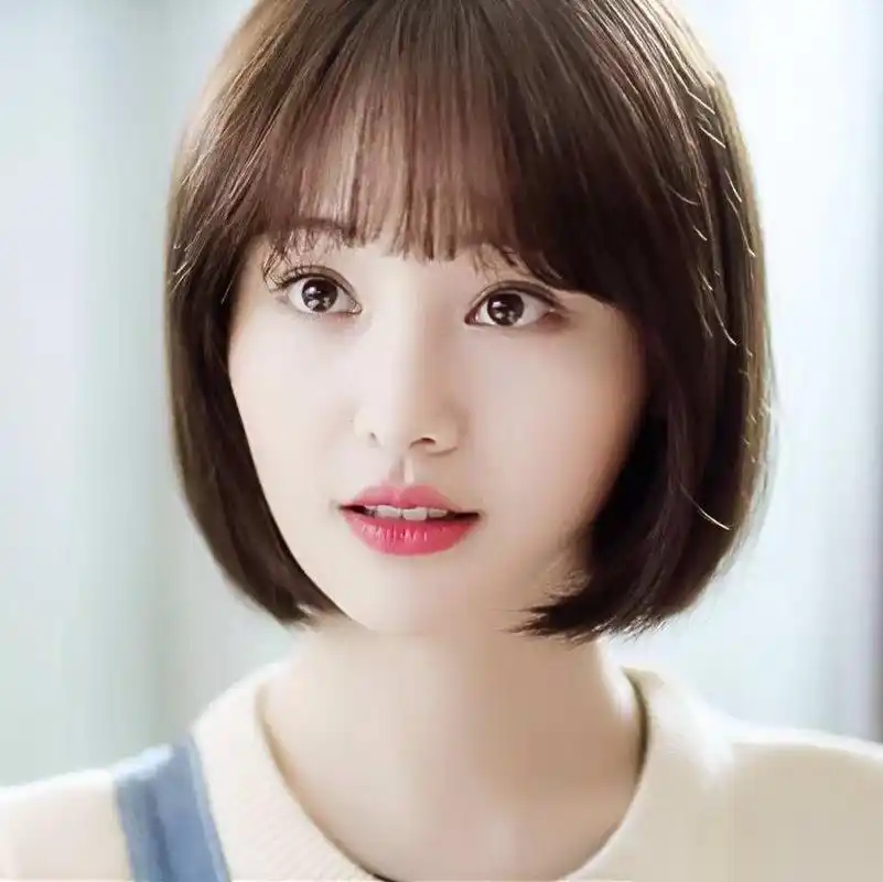 照片中的郑爽留着黑色齐肩短发,白玉一般的肌肤,看起来就好像是磁窑中