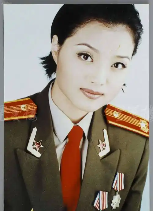 歌手白雪与神秘富商分手,转身跟小8岁二婚男友相恋,她到底图什么_父亲