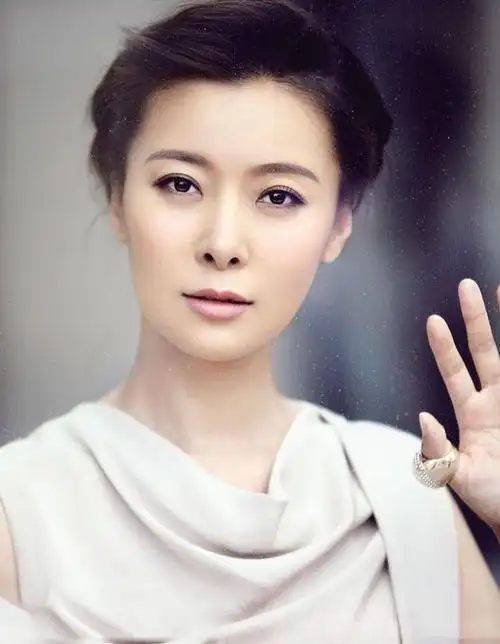 回顾柯蓝年少成名23岁年薪百万感情生活从不间断今依然单身