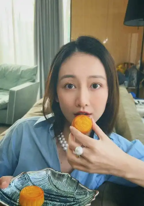 搜狐娱乐讯 近日,王鸥晒出自己的一张化妆照官宣复工,并配文:一月最后