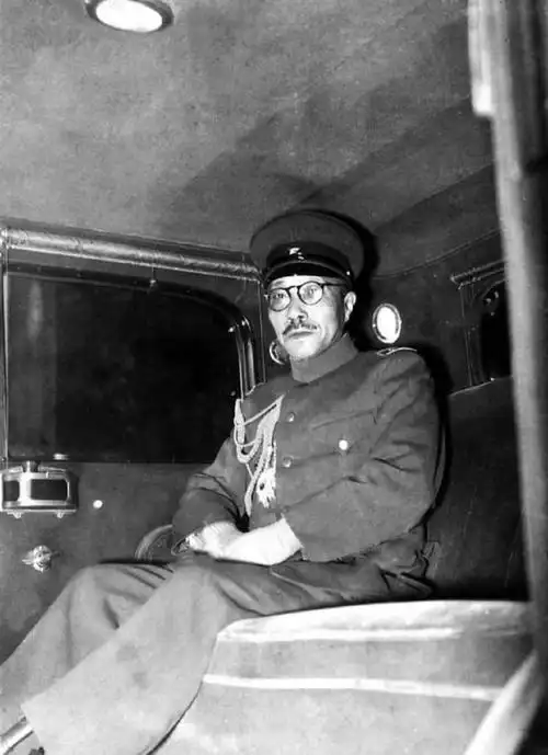 甲级战犯东条英机伏法,孙女四处喊冤,儿子公司产品中国到处可见