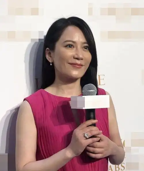 有种整容叫俞飞鸿素颜照年近50无皱纹气质显优雅成冻龄