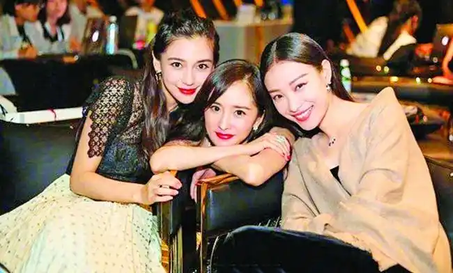 杨幂晒女神合照