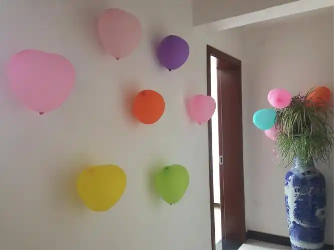 这是我和妹妹,表弟仨人布置的走廊,彩色气球墙上挂,为过生日高兴呀!